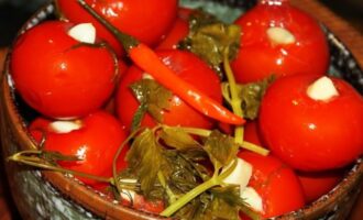 Маринованные помидоры на зиму рецепт с чесноком как приготовить - 2