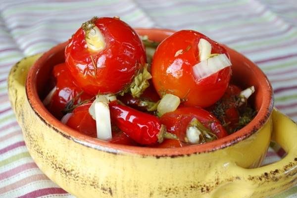 retsept-marinovannyih-pomidorov-na-zimu-v-bankah-s-chesnokom-i-myodom-2590494
