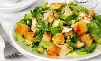 Как приготовить салат цезарь с курицей и сухариками классический рецепт-2